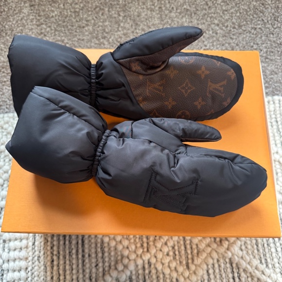 NEW RARE Louis Vuitton Black and Brown Classic Monogram Winter Gloves Mittens - Picture 9 of 11